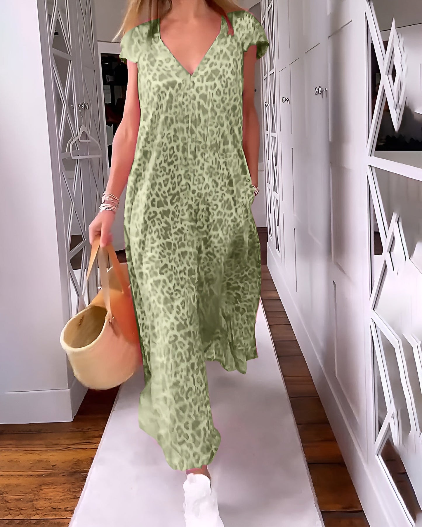 Véronique™ - Lång klänning med V-ringning och korta ärmar